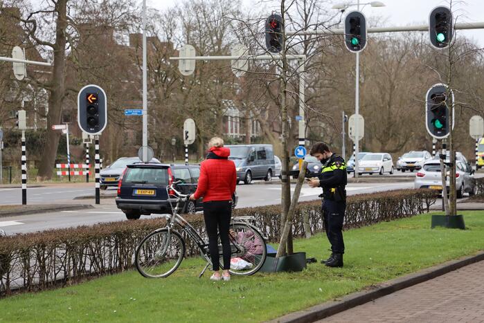 Vrouw gaat onderuit en raakt gewond