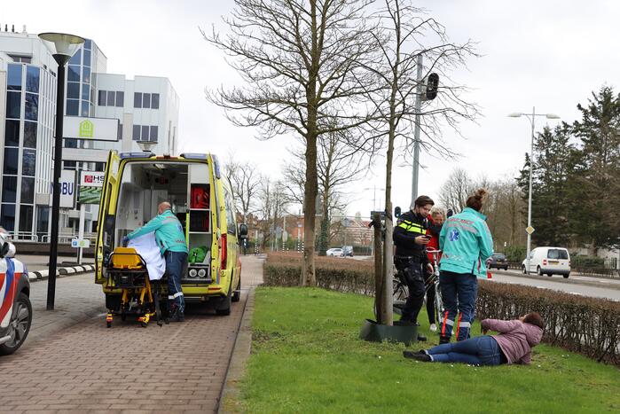 Vrouw gaat onderuit en raakt gewond