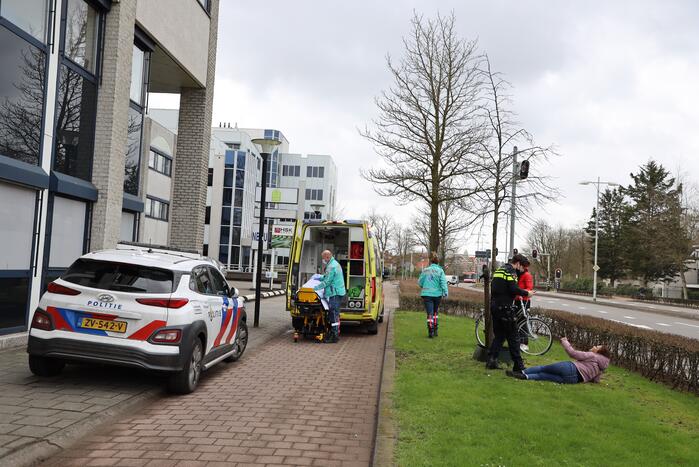 Vrouw gaat onderuit en raakt gewond