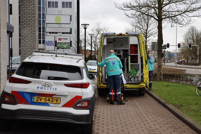 Vrouw gaat onderuit en raakt gewond