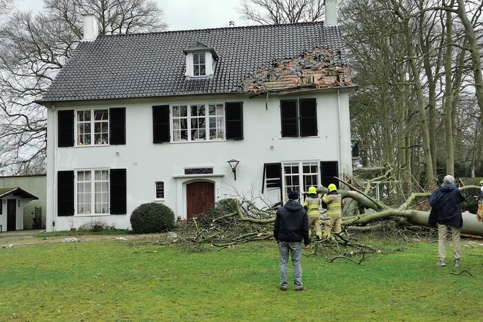Dak flink beschadigd door de storm