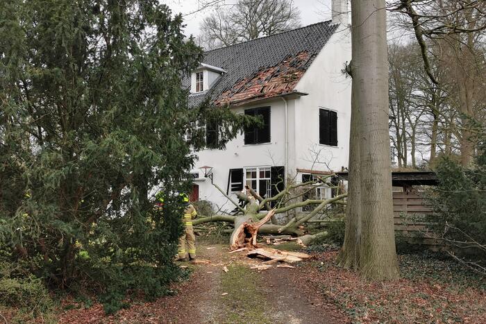 Dak flink beschadigd door de storm