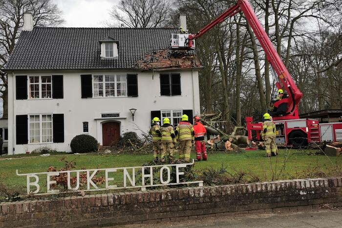 Dak flink beschadigd door de storm