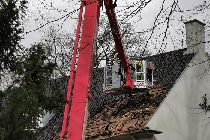 Dak flink beschadigd door de storm