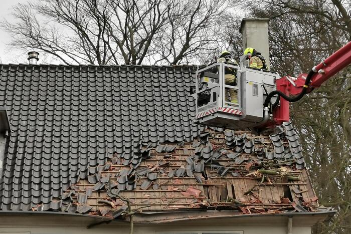 Dak flink beschadigd door de storm