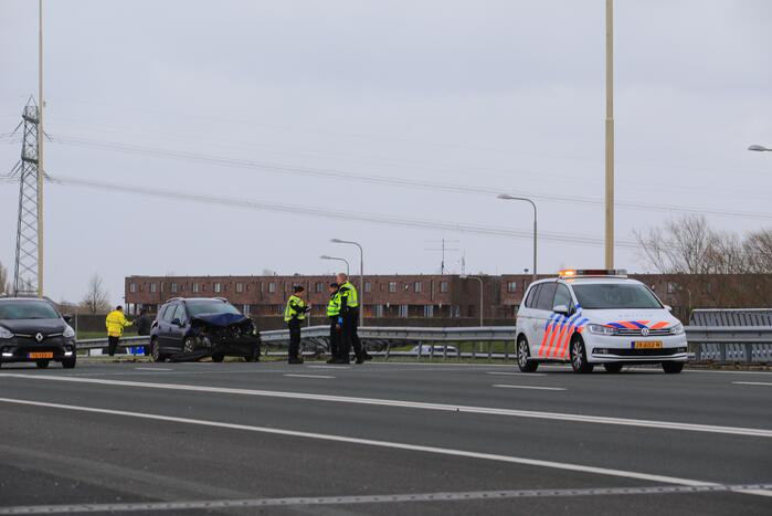 Auto rijdt vol de vangrail ingereden