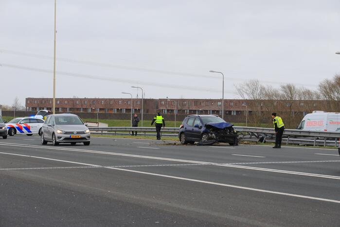 Auto rijdt vol de vangrail ingereden