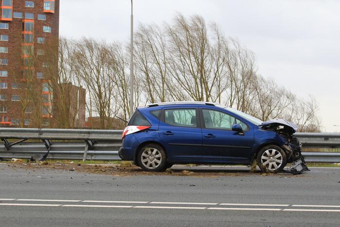 Auto rijdt vol de vangrail ingereden