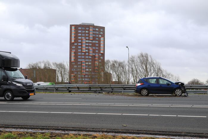 Auto rijdt vol de vangrail ingereden