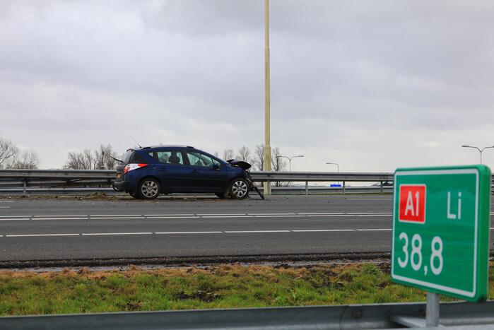 Auto rijdt vol de vangrail ingereden