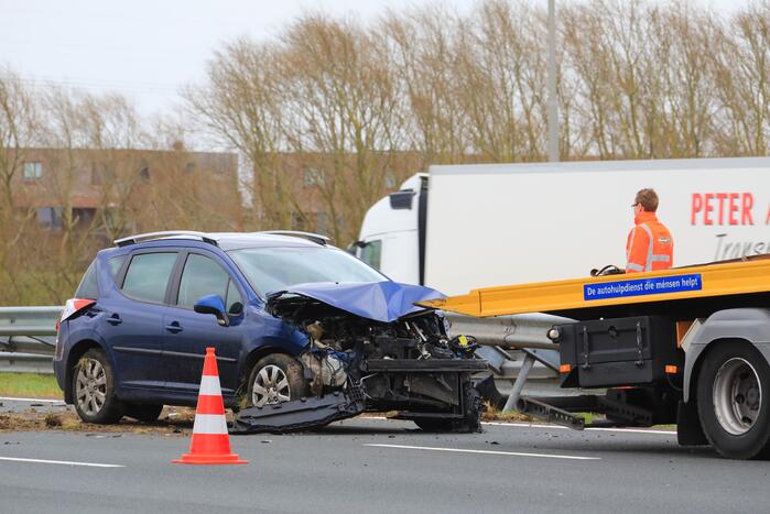 Auto rijdt vol de vangrail ingereden