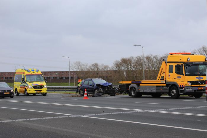 Auto rijdt vol de vangrail ingereden