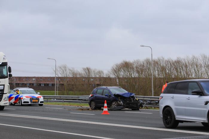 Auto rijdt vol de vangrail ingereden