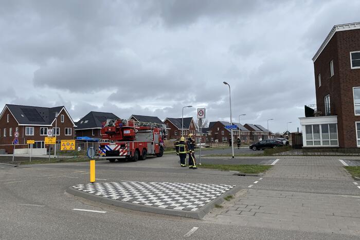 Brandweer haalt losgewaaide platen van dak