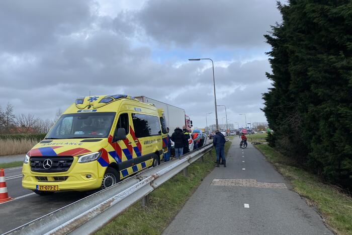 Inzittende gewond uit auto gehaald