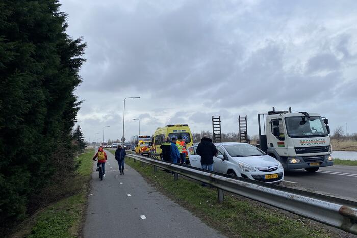 Inzittende gewond uit auto gehaald