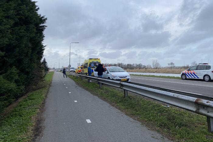 Inzittende gewond uit auto gehaald