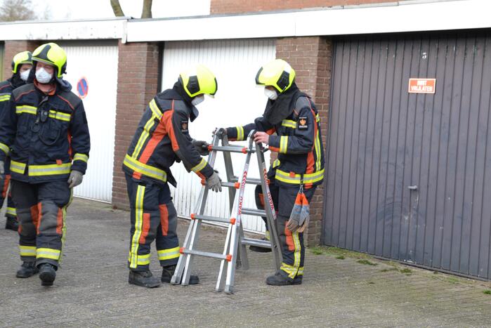 Brandweer legt losliggende dakpannen goed
