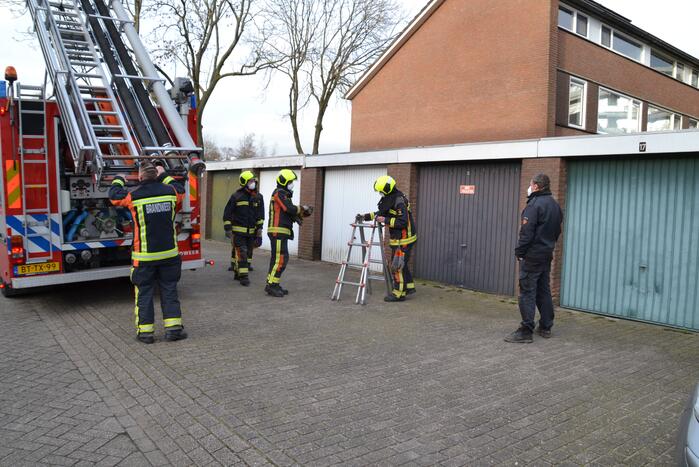 Brandweer legt losliggende dakpannen goed