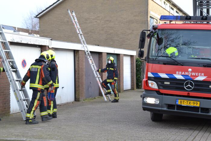 Brandweer legt losliggende dakpannen goed