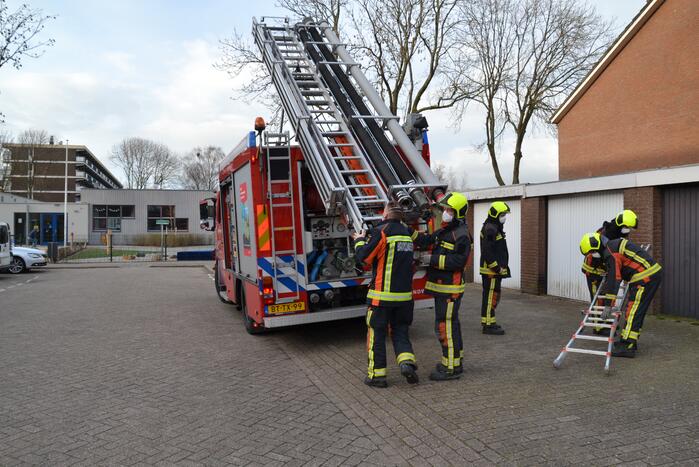Brandweer legt losliggende dakpannen goed
