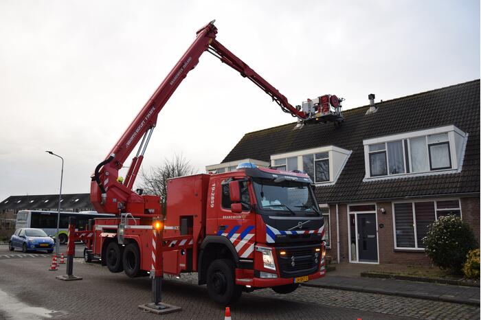 Brandweer legt losliggende dakpannen terug