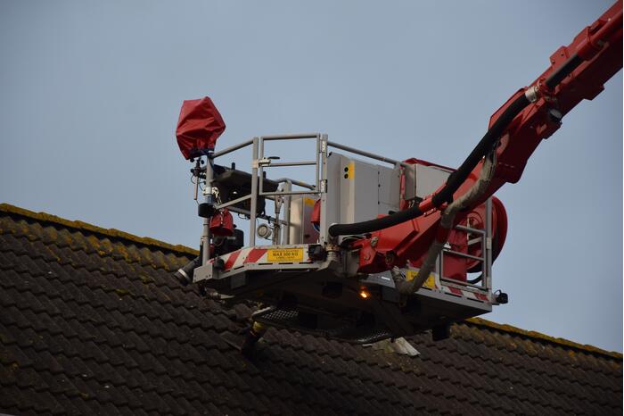 Brandweer legt losliggende dakpannen terug
