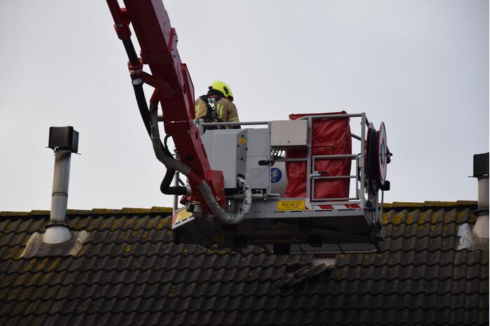 Brandweer legt losliggende dakpannen terug
