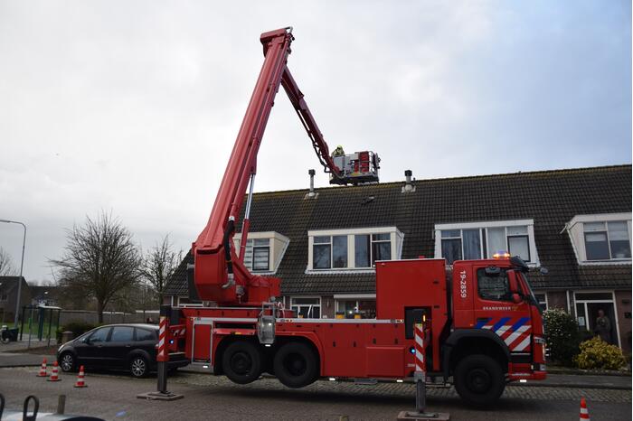 Brandweer legt losliggende dakpannen terug