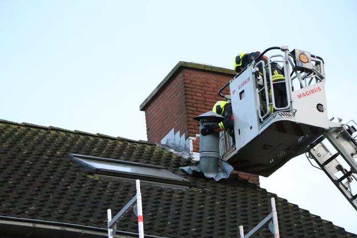 Brandweer verwijderd loszittend afzuigpijp van het dak
