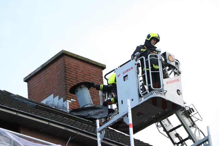 Brandweer verwijderd loszittend afzuigpijp van het dak