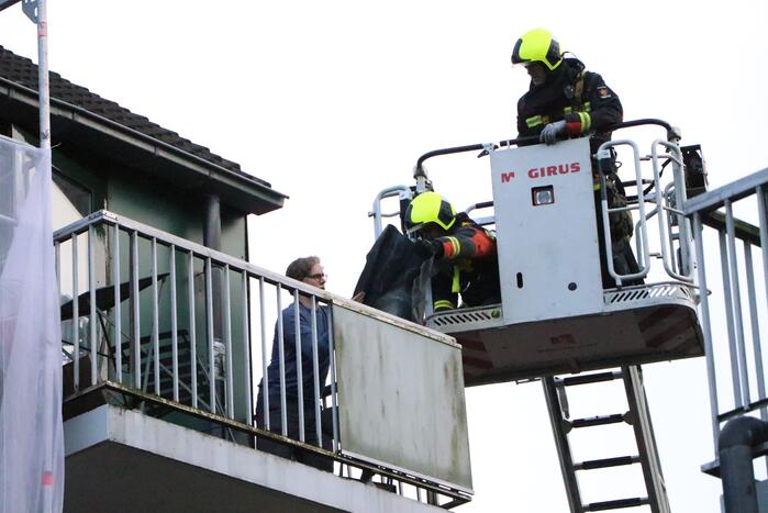Brandweer verwijderd loszittend afzuigpijp van het dak