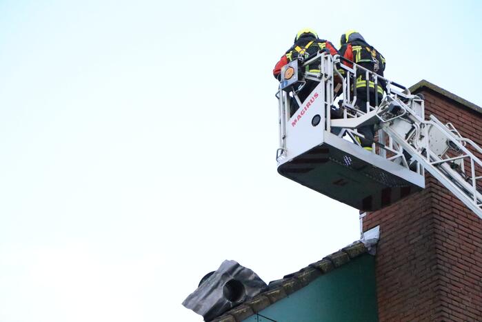Brandweer verwijderd loszittend afzuigpijp van het dak