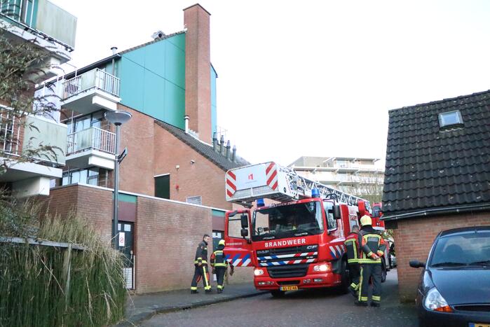 Brandweer verwijderd loszittend afzuigpijp van het dak