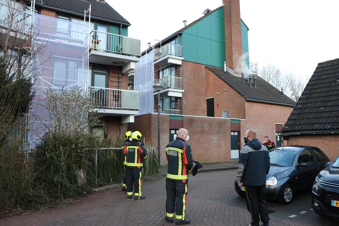 Brandweer verwijderd loszittend afzuigpijp van het dak
