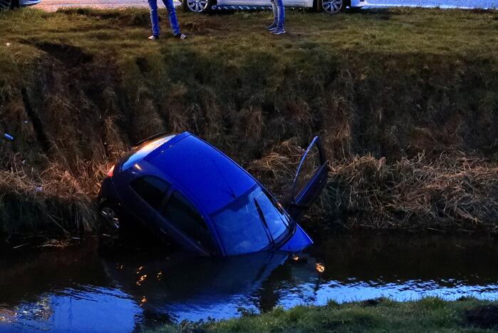 Auto raakt te water