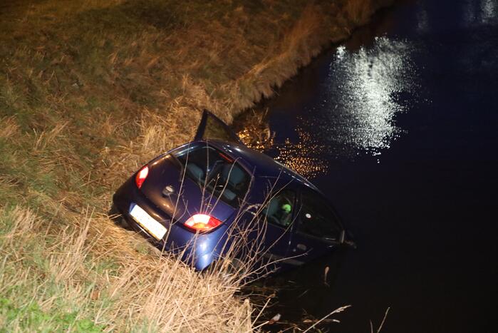 Auto raakt te water