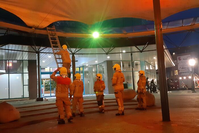 Brandweer ingezet voor loszittend zeil