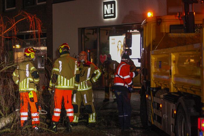 Instabiele boom omgezaagd door brandweer