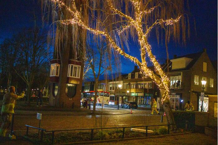 Instabiele boom omgezaagd door brandweer