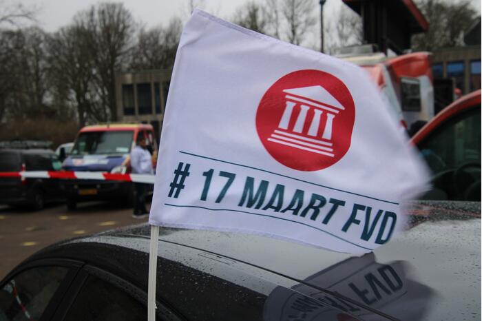 Thierry Baudet voert campagne bij Oldenhove-toren