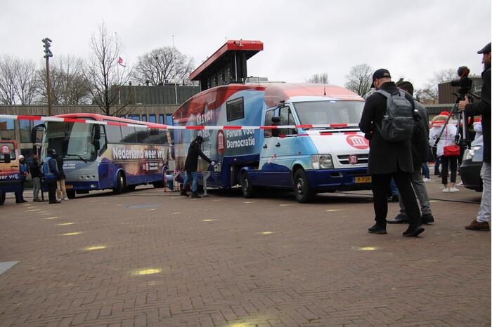 Thierry Baudet voert campagne bij Oldenhove-toren