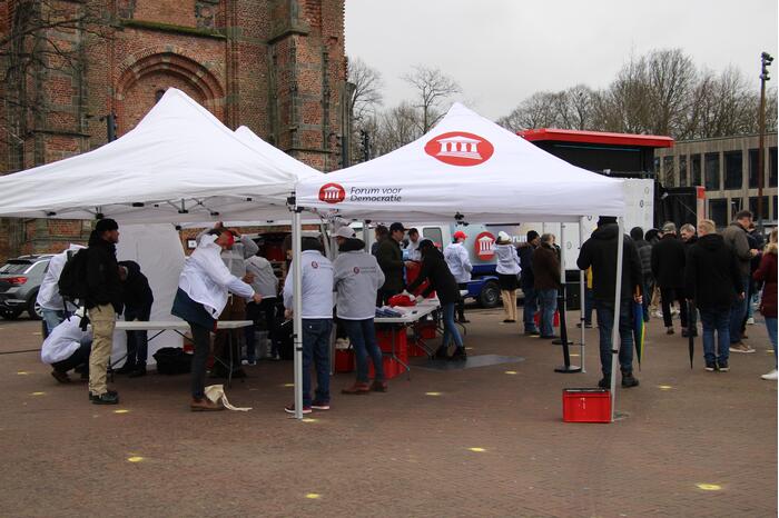 Thierry Baudet voert campagne bij Oldenhove-toren