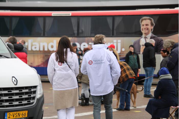 Thierry Baudet voert campagne bij Oldenhove-toren