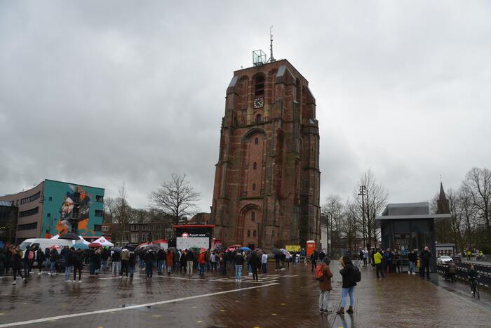 Thierry Baudet voert campagne bij Oldenhove-toren
