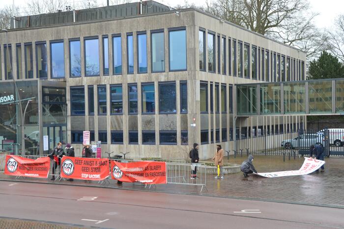 Thierry Baudet voert campagne bij Oldenhove-toren