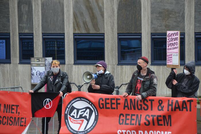 Thierry Baudet voert campagne bij Oldenhove-toren