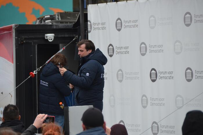 Thierry Baudet voert campagne bij Oldenhove-toren