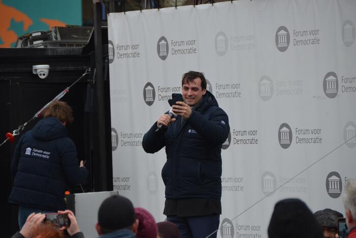 Thierry Baudet voert campagne bij Oldenhove-toren
