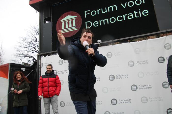 Thierry Baudet voert campagne bij Oldenhove-toren
